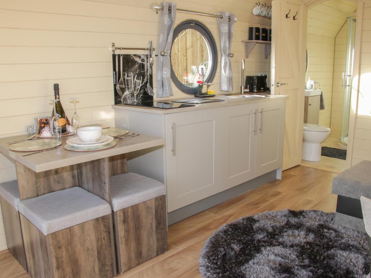 Stapeley Pod Villa Shrewsbury Eksteriør bilde